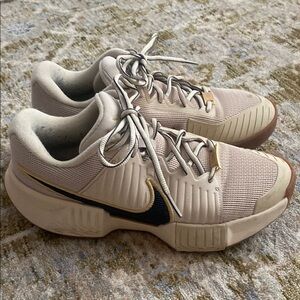 Nike tennis/pickleball Athletic Shoes men 6/women 7, 7.5